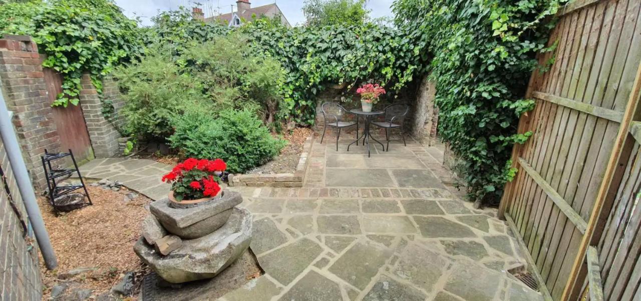 Beautiful 1 Bedroom Cottage With Courtyard. Deal Exterior photo